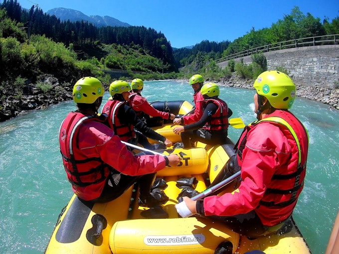 Familie Raften op de Salzach rivier bij Taxenbach Familie Raften op de Salzach rivier bij Taxenbach